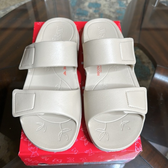 Algeria Orbyt Miami Beach Sandal Tan in‎ color w/ floral bottom Sz 10.5- 11 NEW - Picture 3 of 10